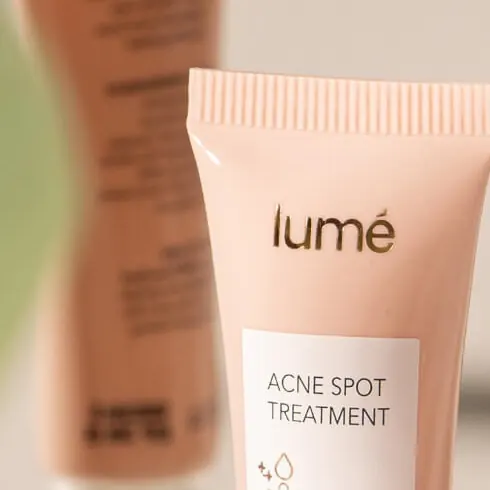 Close-up tube Lume Acne Spot Treatment dengan label putih