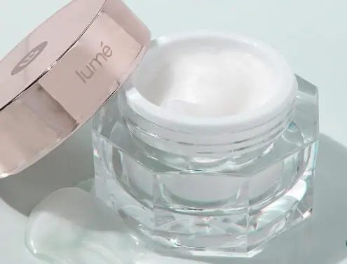 Jar kaca Advanced Barrier Moisturizer terbuka dengan tutup rose gold