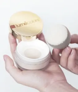 Spons diangkat dari wadah loose powder