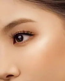 Highlighter Blessed di tulang pipi