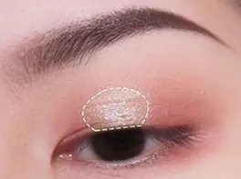 Garis putus-putus di tengah kelopak dengan shimmer