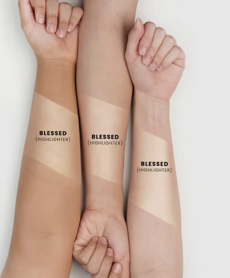 Swatch highlighter Blessed di tiga lengan dengan warna kulit berbeda