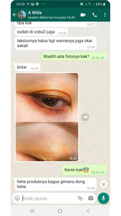 Testimoni chat WhatsApp dengan dua foto mata beriasan oranye: Sudah di coba2 juga, teksturnya halus bgt warnanya juga okai sekali. Hehe produknya bagus gimana dong