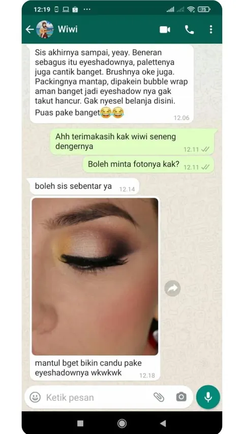 Testimoni chat WhatsApp dengan foto mata beriasan cokelat: Beneran sebagus itu eyeshadownya, palettenya juga cantik banget. Brushnya oke juga. Packingnya mantap, dipakein bubble wrap. Gak nyesel belanja disini. Mantul bget bikin candu pake eyeshadownya