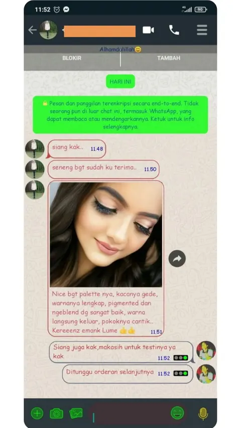 Testimoni chat WhatsApp dengan foto riasan mata glitter: Nice bgt palette nya, kacanya gede, warnanya lengkap, pigmented dan ngeblend dg sangat baik, warna langsung keluar, pokoknya cantik. Kereeenz emank Lume