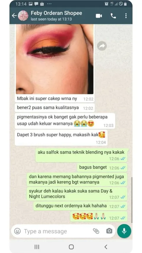 Testimoni chat WhatsApp dengan foto riasan mata pink-oranye: Mbak ini super cakep wrna ny, bener2 puas sama kualitasnya, pigmentasinya ok banget gak perlu beberapa usap udah keluar warnanya. Dapet 3 brush super happy