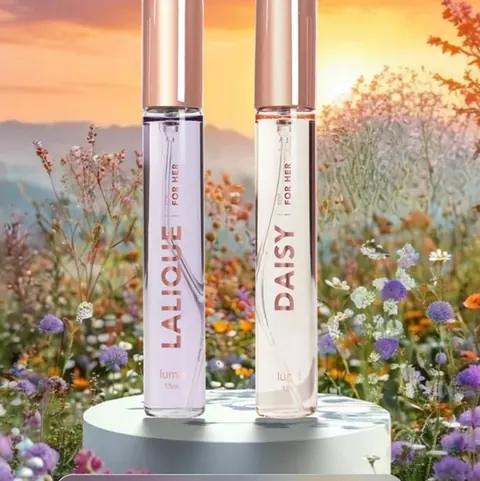Botol LALIQUE dan DAISY di padang bunga saat senja