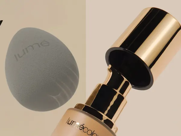 Beauty Blender melayang di samping botol HD Foundation dengan tutup terangkat