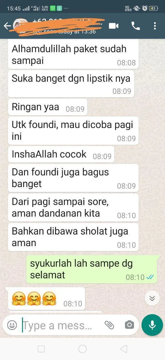 Testimoni chat WhatsApp: Alhamdulillah paket sudah sampai. Suka banget dgn lipstik nya. Utk foundi, mau dicoba pagi ini. Dan foundi juga bagus banget. Dari pagi sampai sore, aman dandanan kita. Bahkan dibawa sholat juga aman.