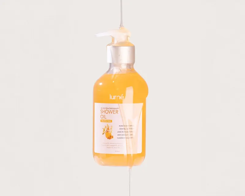 Botol Lume 8X Extraordinary Shower Oil dengan minyak menetes dari pump