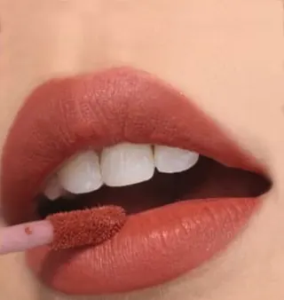 Bibir memakai Velvet Lipcoat Coraline