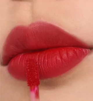 Bibir memakai Velvet Lipcoat Kiss of Fire