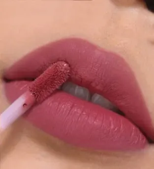 Bibir memakai Velvet Lipcoat Summer Potion