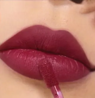 Bibir memakai Velvet Lipcoat Sunday Bliss