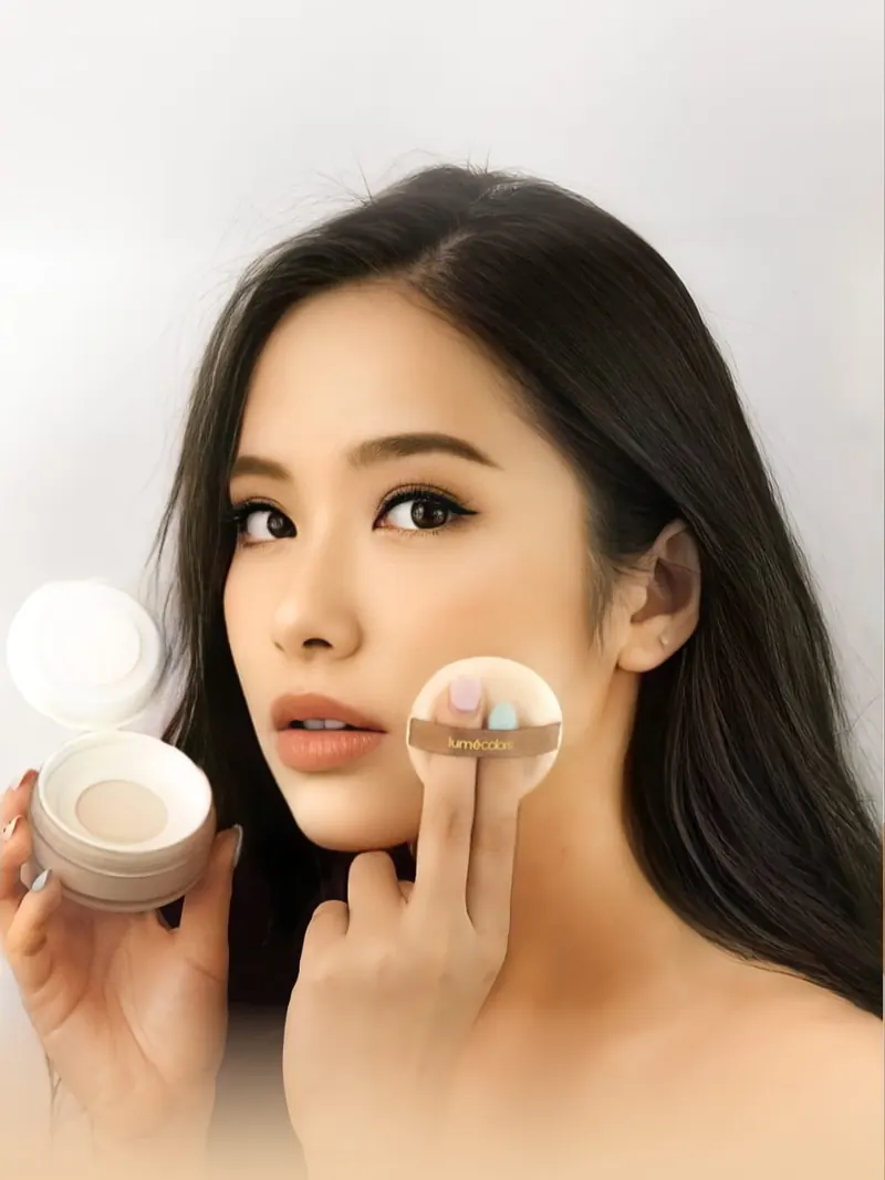Model berkulit terang memegang jar dan puff Loose Powder shade Light Neutral