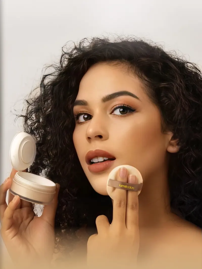 Model berambut ikal memegang jar dan puff Loose Powder shade Medium Neutral