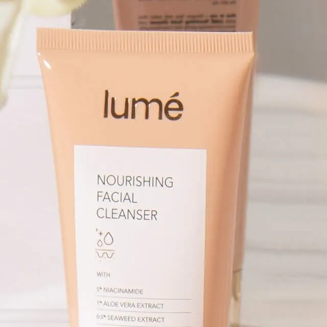 Tube Lume Nourishing Facial Cleanser di atas marmer
