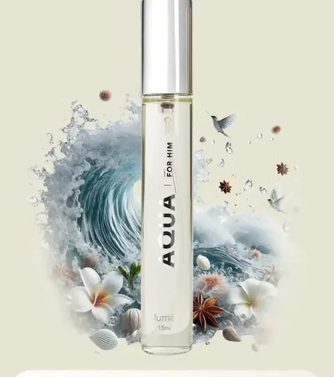 Botol AQUA di depan ombak dan bunga