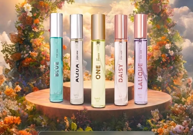 Lima botol parfum Lume di atas podium di padang bunga