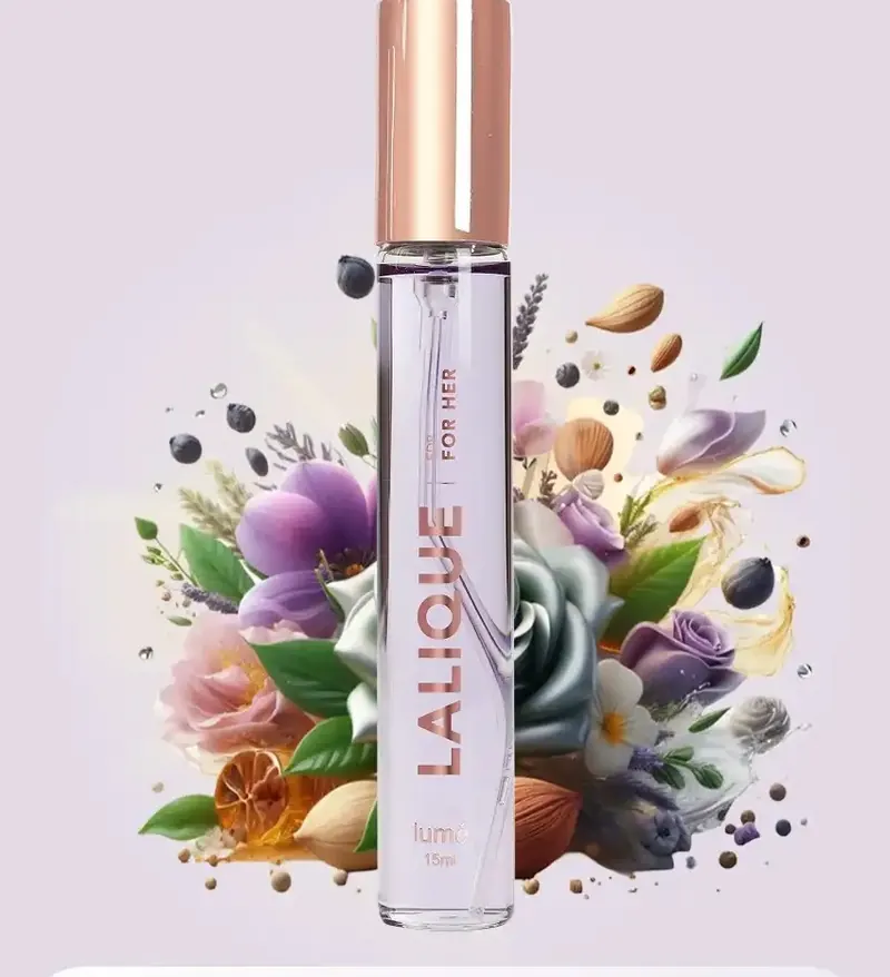 Botol LALIQUE di antara mawar, almond dan vanila
