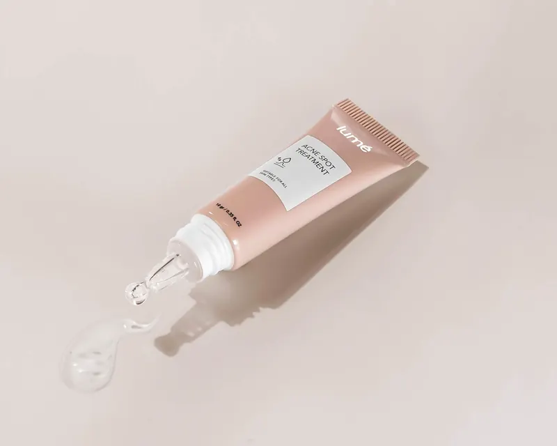 Tube Lume Acne Spot Treatment dengan setetes gel