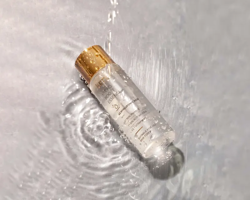 Botol Lume Hydro Boost Essence di dalam air beriak
