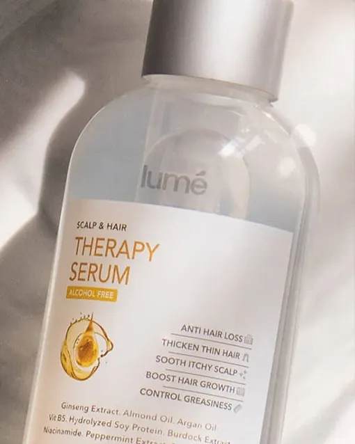 Botol Lume Scalp & Hair Therapy Serum 150 mL di atas nampan putih berbingkai emas