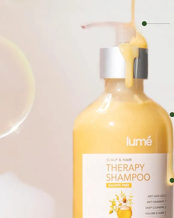 Botol Therapy Shampoo 320 mL dengan cairan shampoo kental menetes dari pump